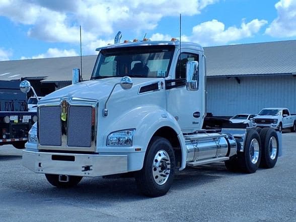 2025 Kenworth T880 image 3