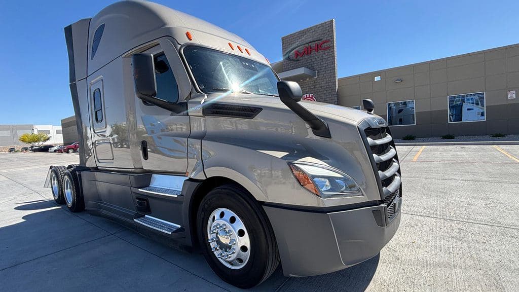 Used 2024 FREIGHTLINER PT126064ST image 3