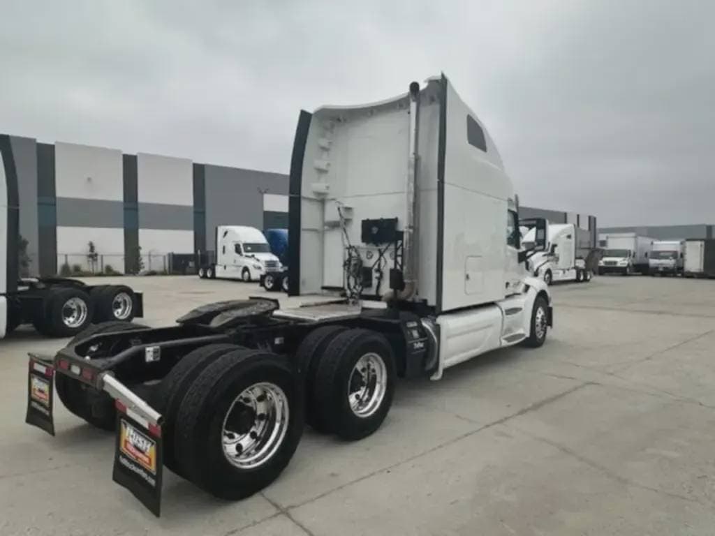 2022 Peterbilt 579 image 3