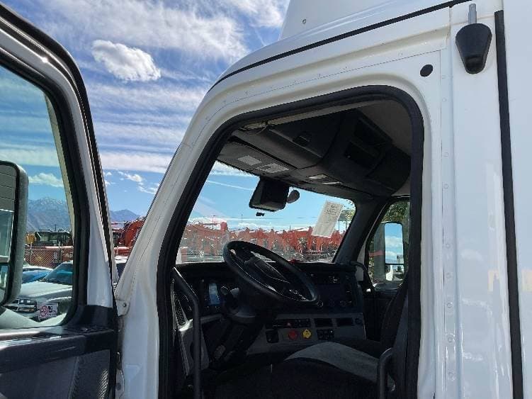 2021 Freightliner Cascadia image 10