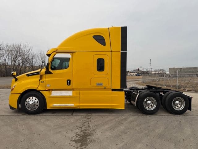 2024 Freightliner Cascadia image 3