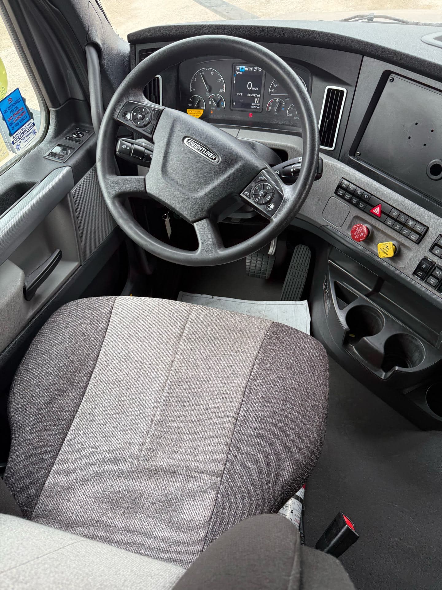 2022 Freightliner - 445k - 12k Hours - 455HP image 10