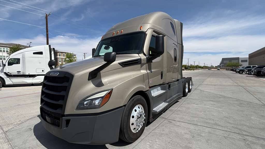 Used 2024 FREIGHTLINER PT126064ST image 2