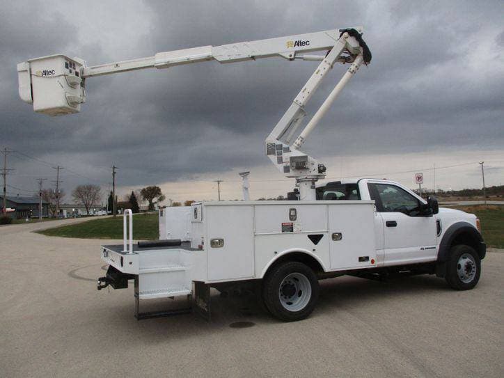 2017 Ford F-550 BUCKET TRUCK 92K MILES image 42