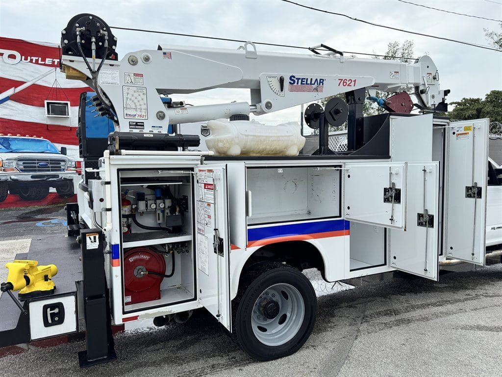 2017 Ford F550 image 19