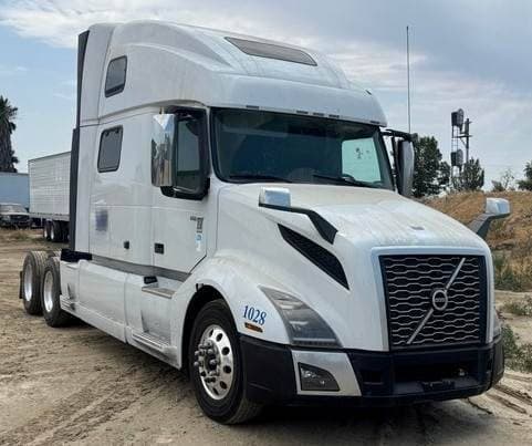 2023 Volvo VNL image 2