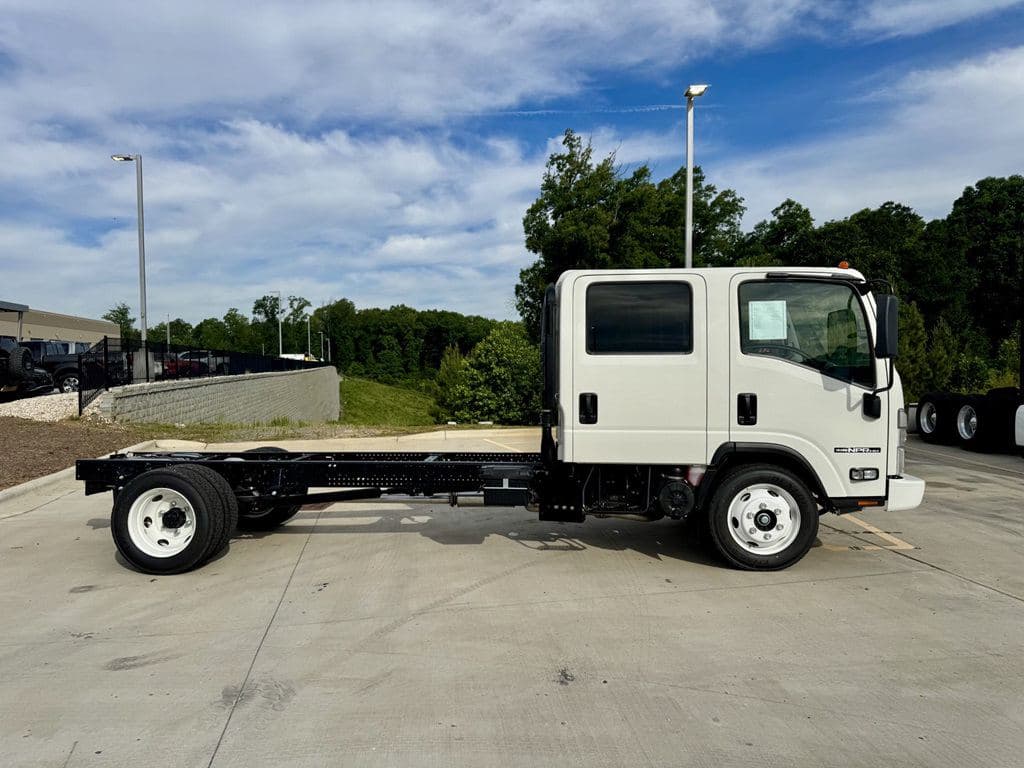 New 2027 ISUZU NPR-HD image 7