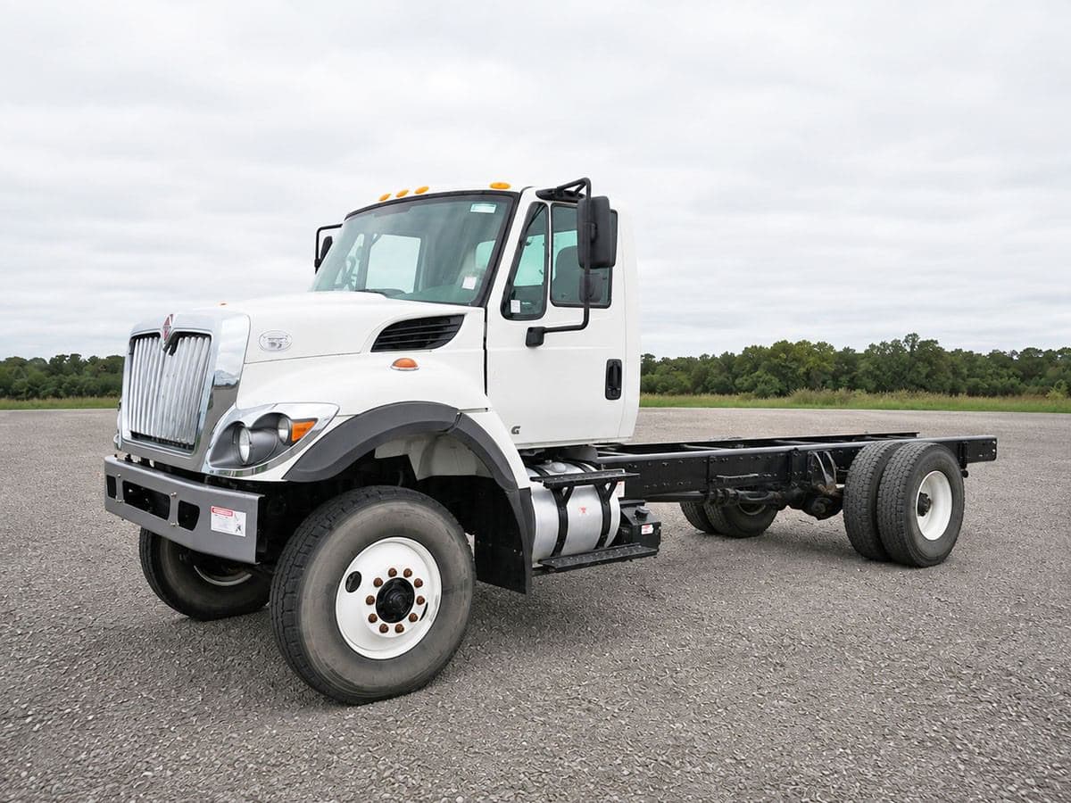 2019 INTERNATIONAL 7300 4X4 AWD CAB CHASSIS TRUCK image 1