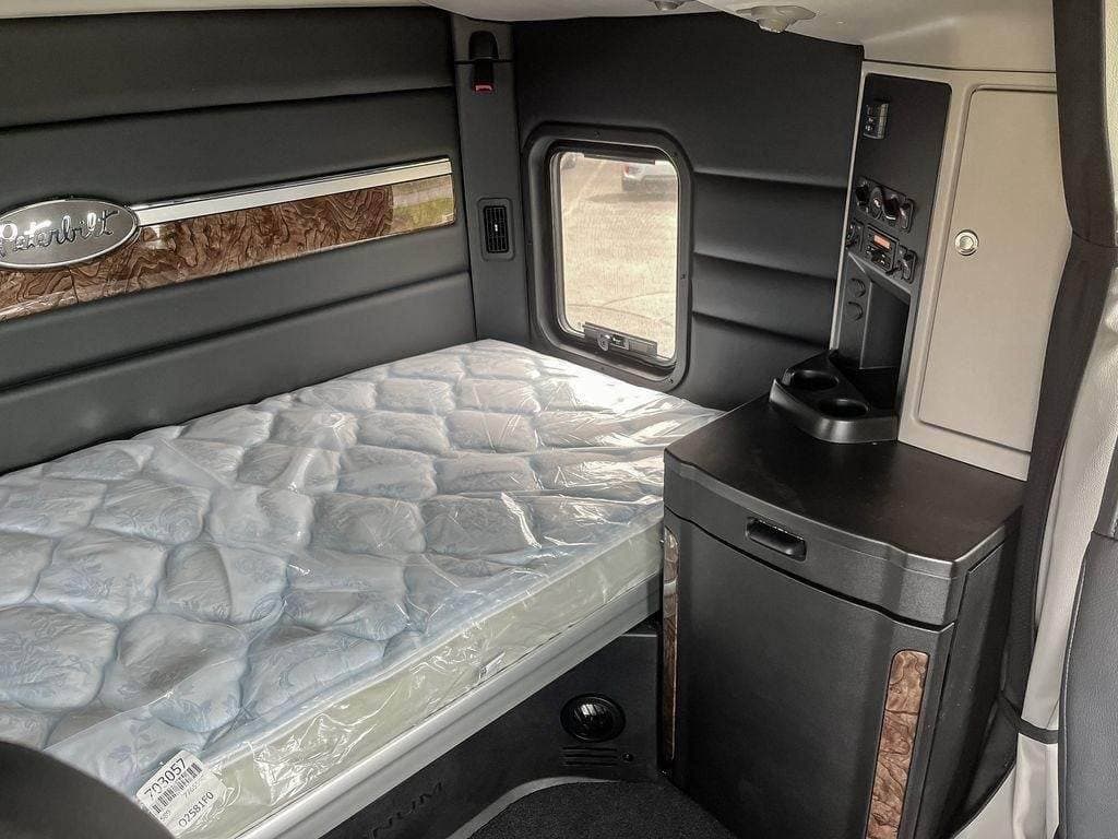 2025 Peterbilt 589 image 17