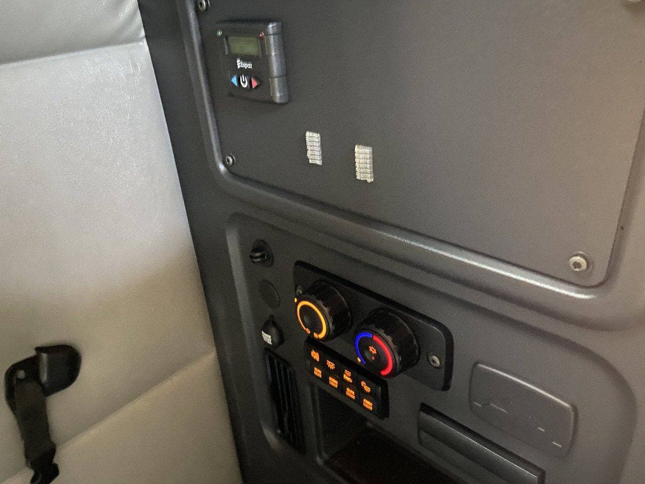 2022 FREIGHTLINER Cascadia CA126 ** Tandem Axle Sleeper image 15