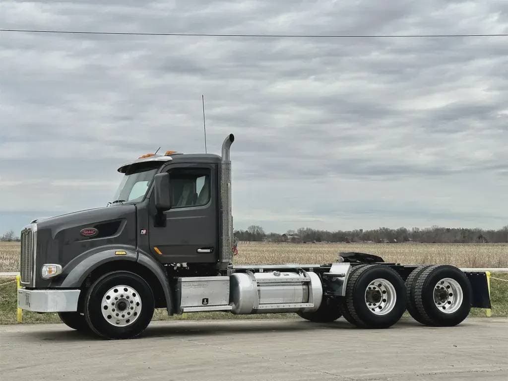 2022 Peterbilt 567 image 1