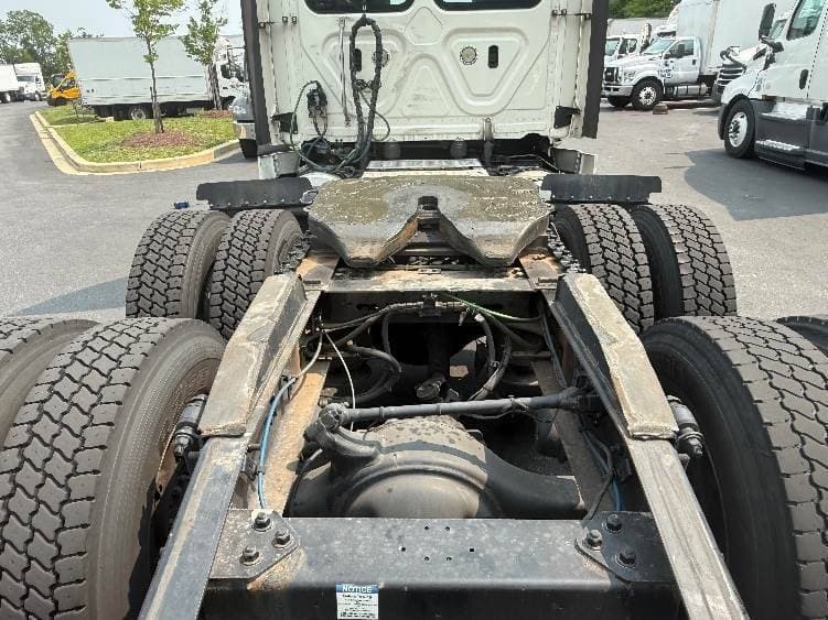 2019 Freightliner Cascadia 126 Day Cab Truck - 435HP, 12 Speed Automatic image 6