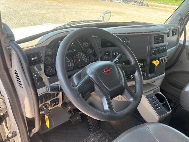 2020 Peterbilt 567 image 9