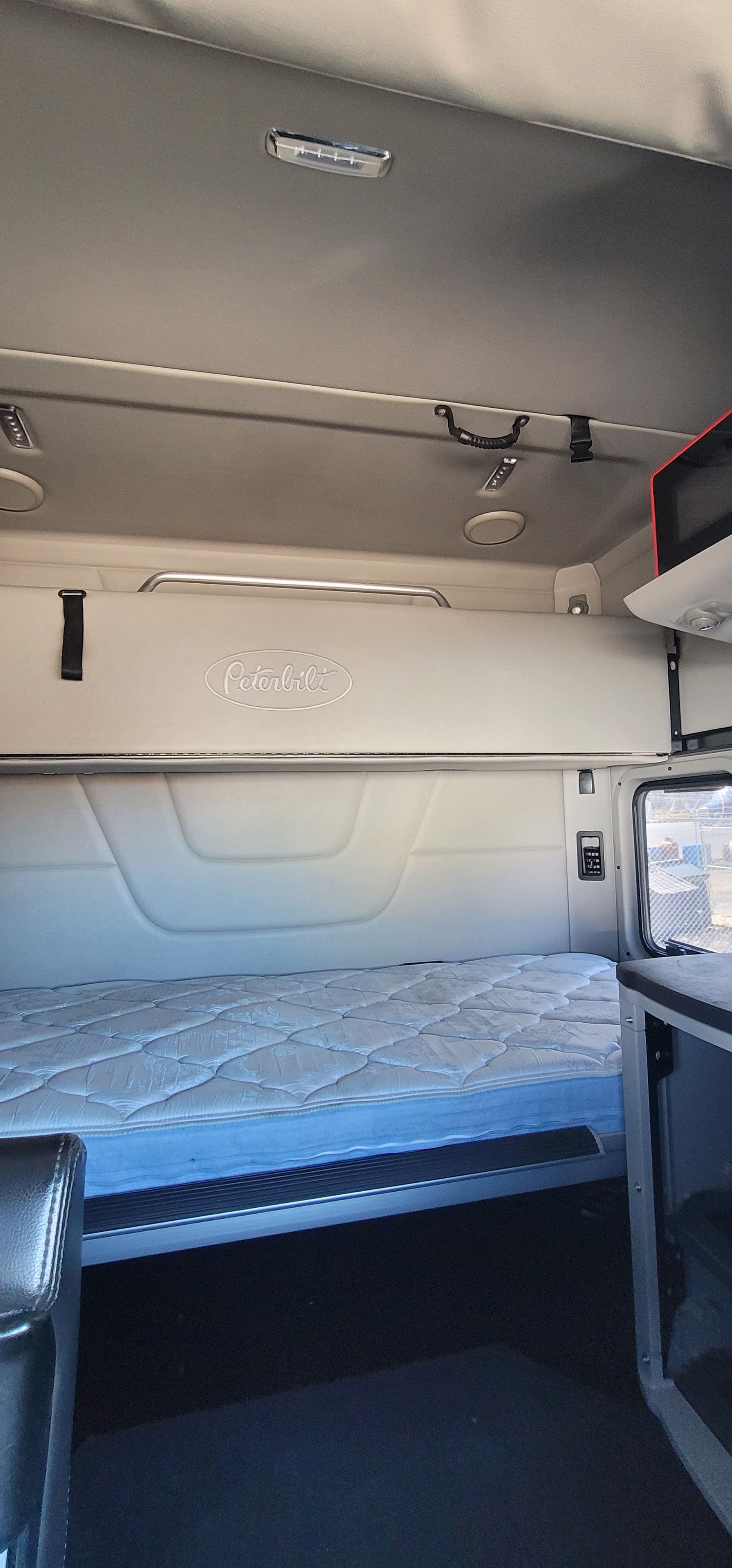 2019 Peterbilt 579 image 13