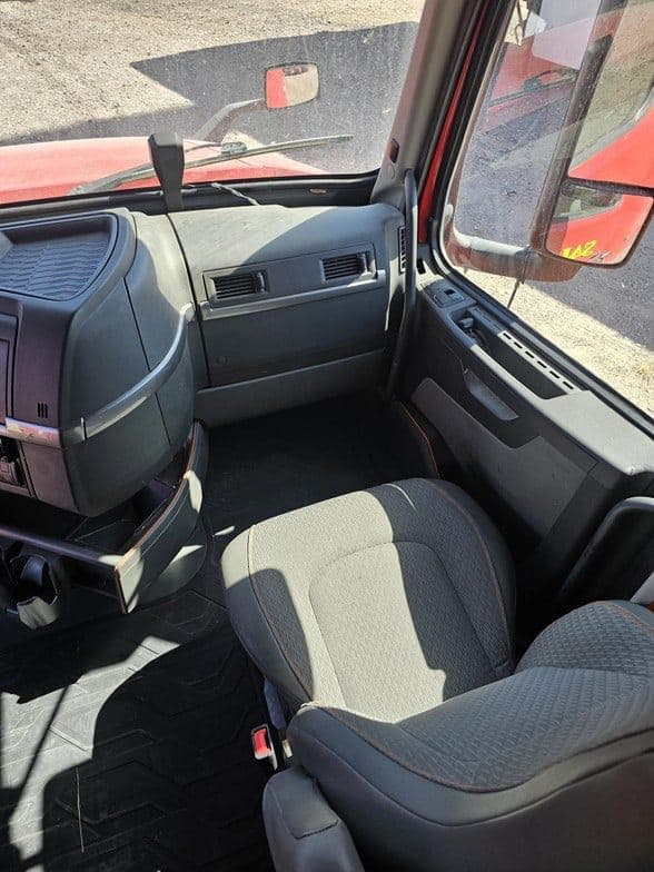 2023 Volvo VNL64T760 image 8