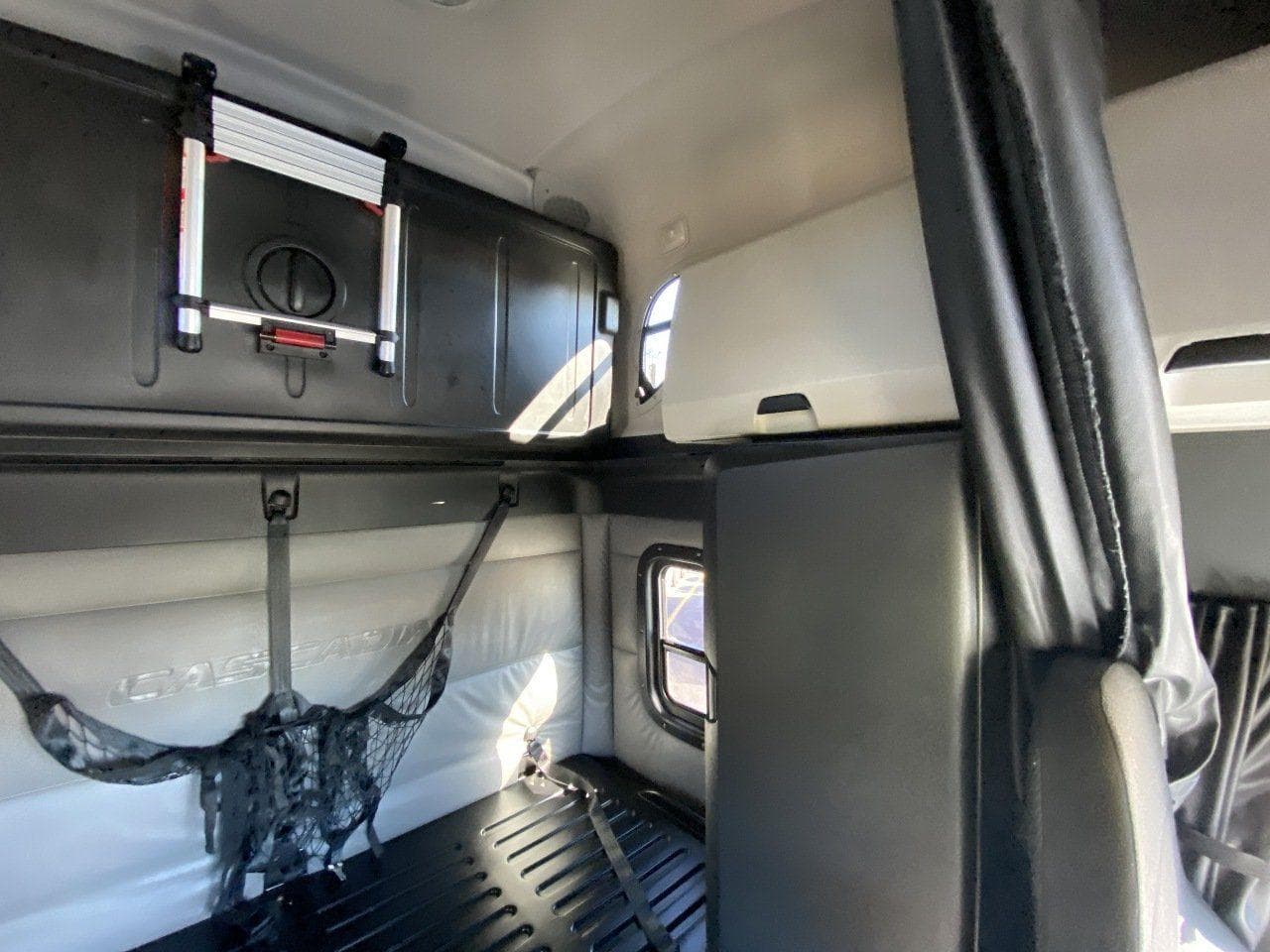 2022 FREIGHTLINER Cascadia CA126 * Tandem Axle Sleeper image 15