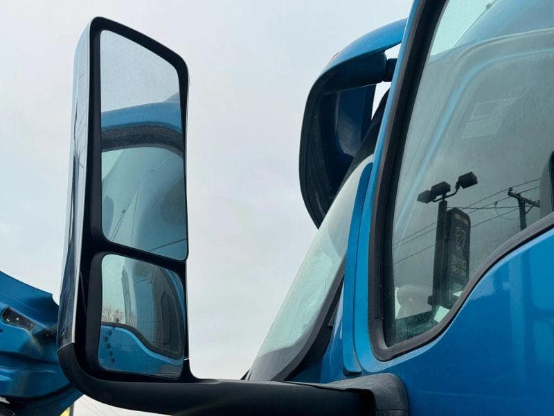 2019 International LT image 15