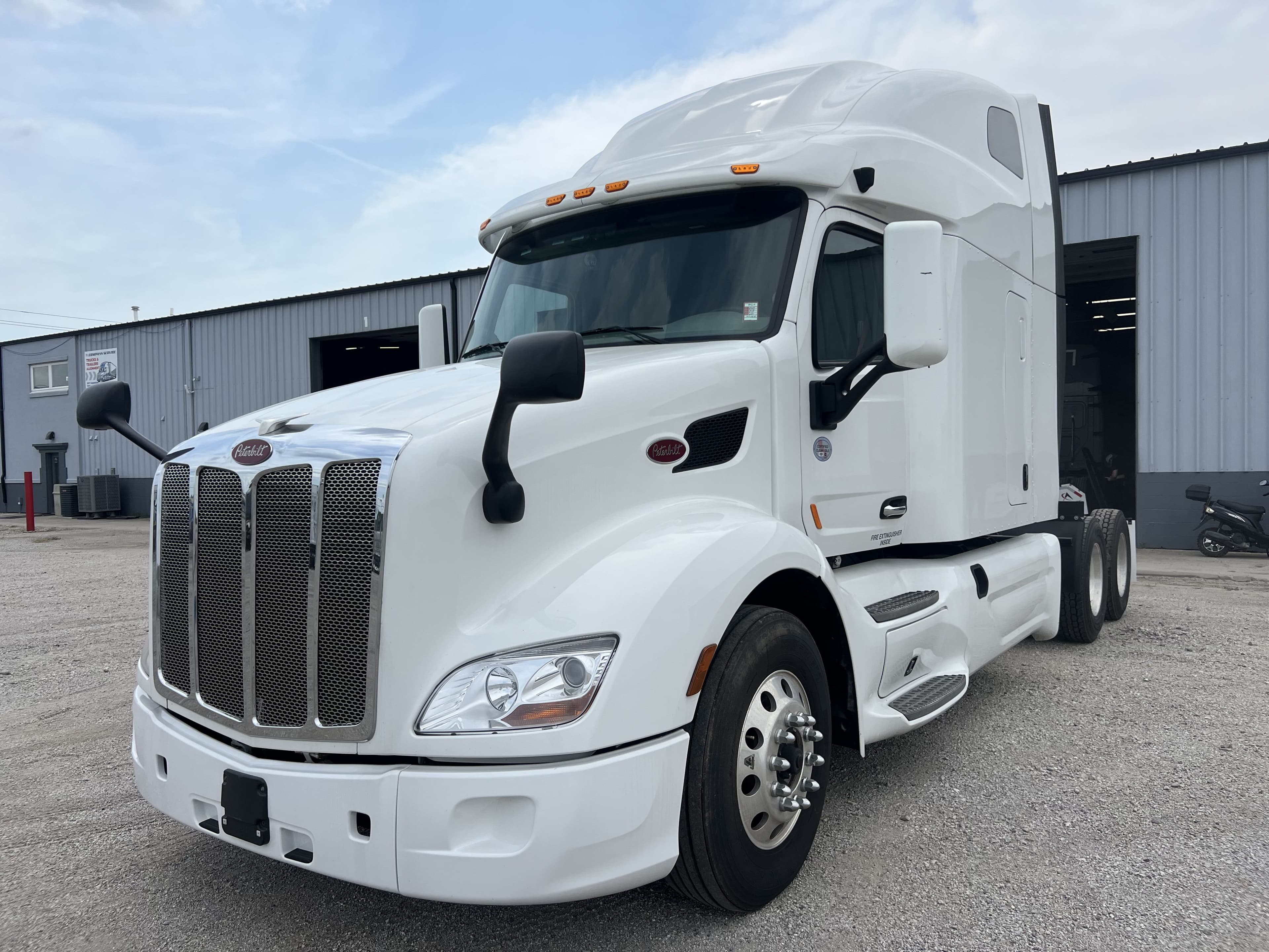 2022 Peterbilt 579 image 1
