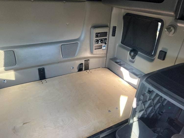 2022 International LT625 image 6