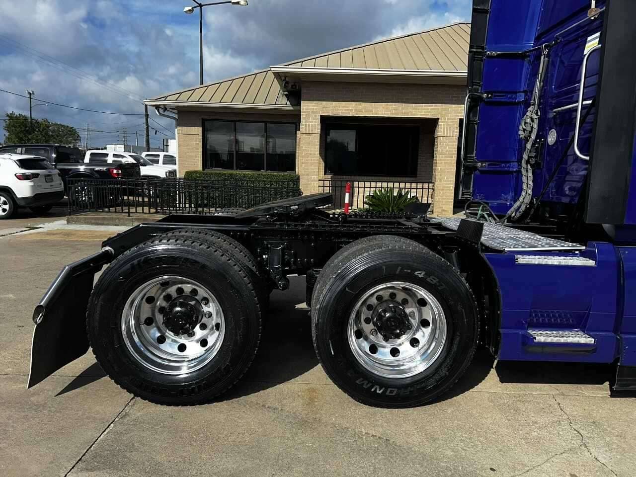 2022 Volvo VNL image 3