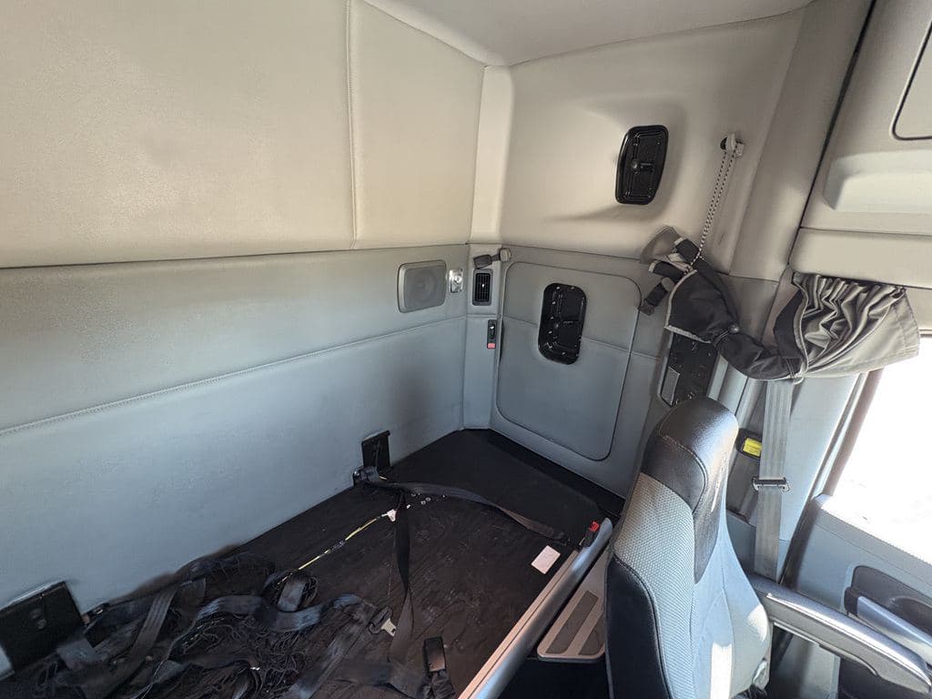 Used 2020 KENWORTH T880 image 26