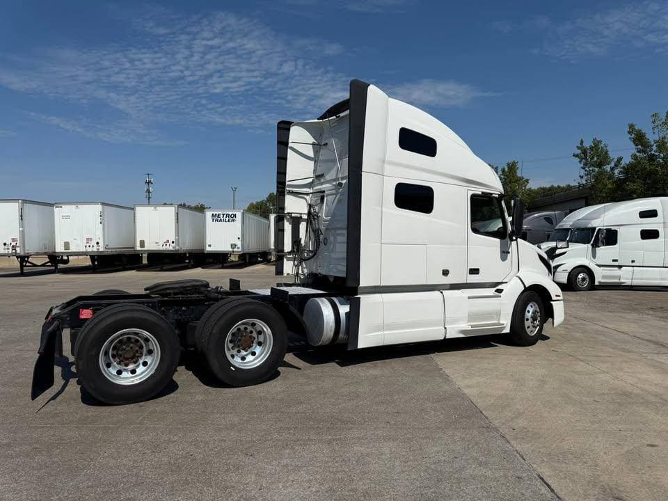 2022 Volvo VNL image 3