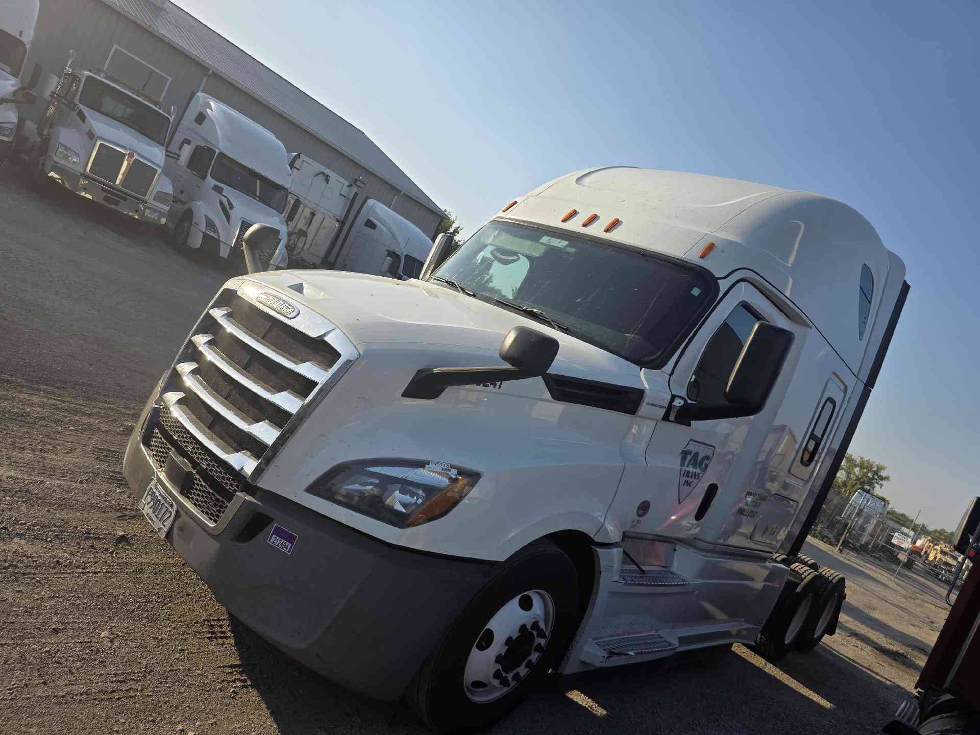 2020 Freightliner Cascadia image 2