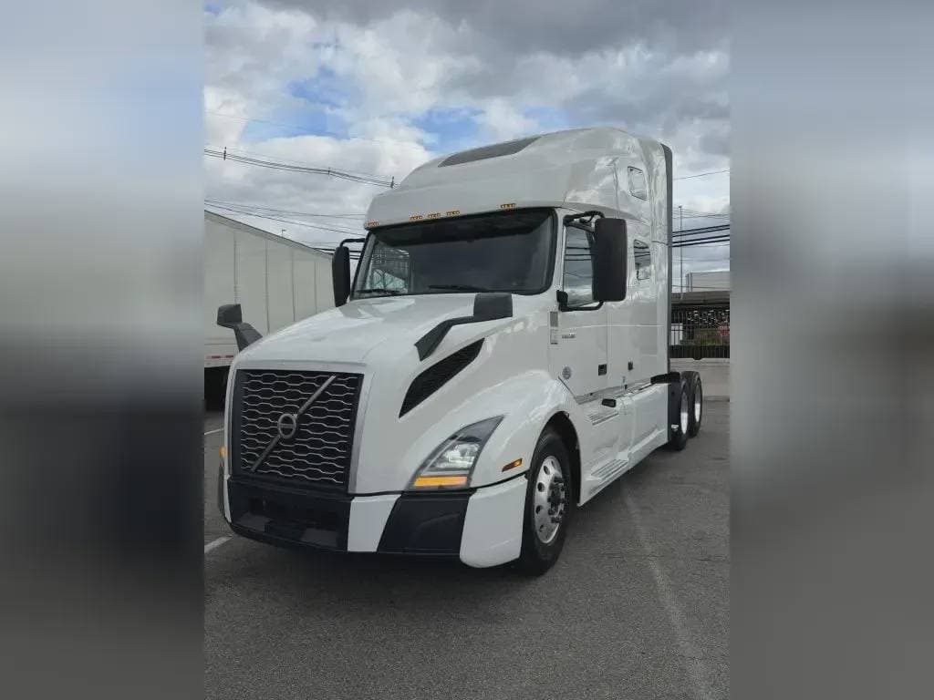 2022 Volvo VNL image 2