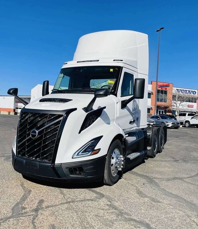 2025 Volvo VNL64