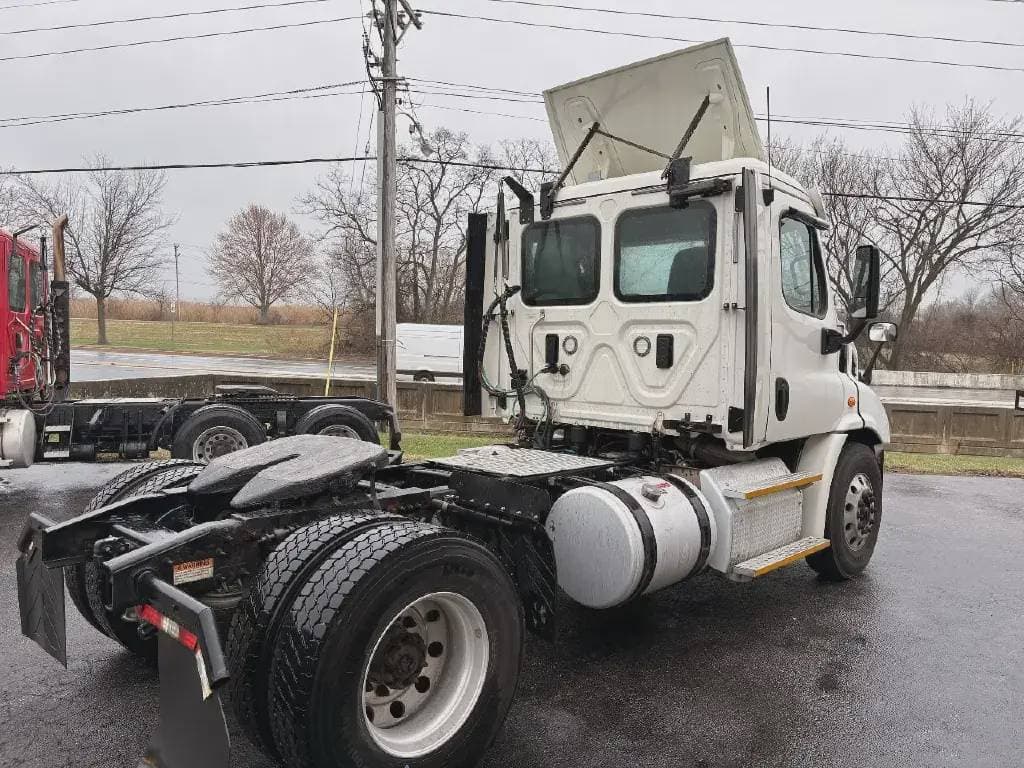 2017 Freightliner Cascadia 113 image 4