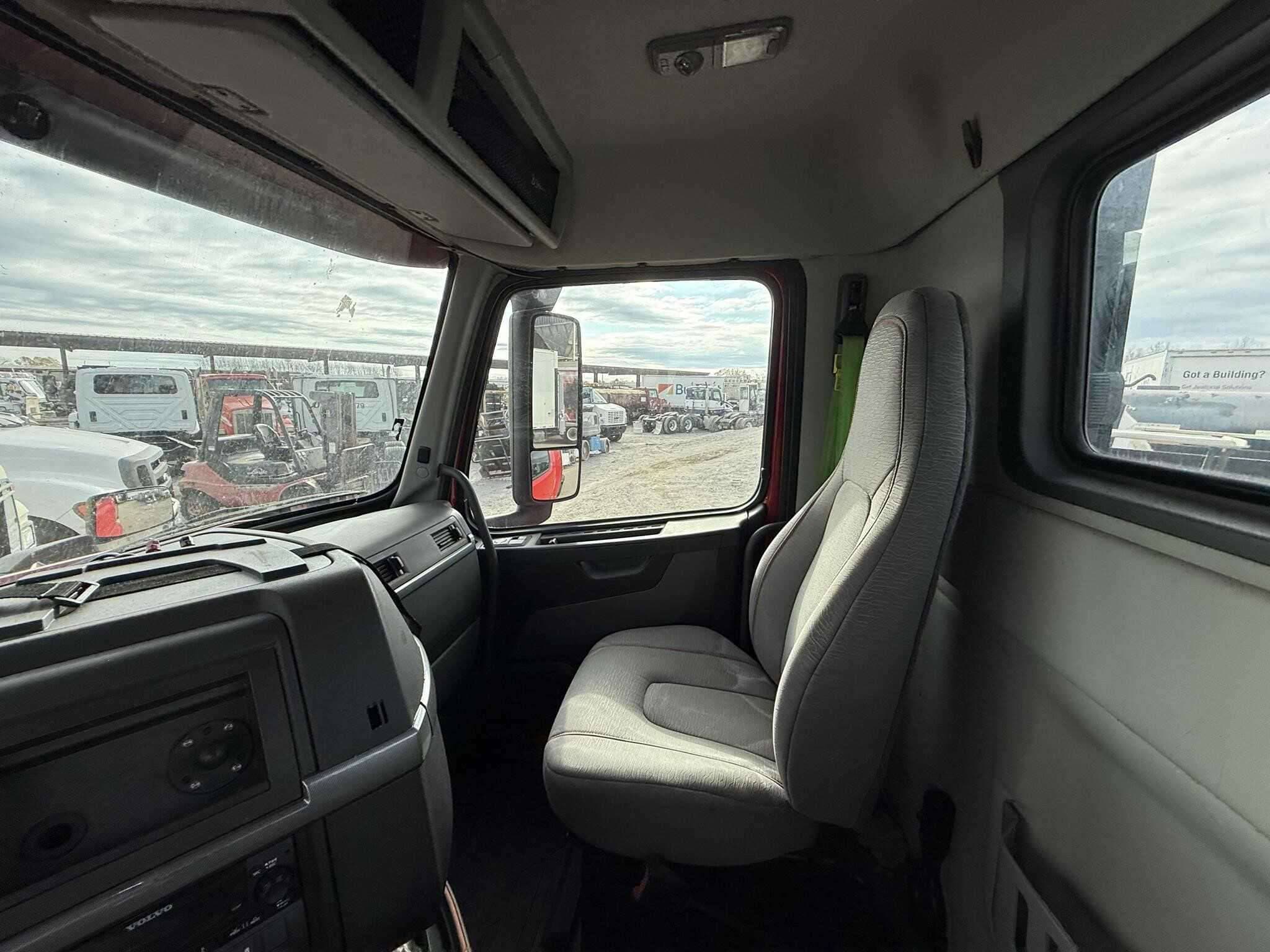 2022 Volvo VNR image 6