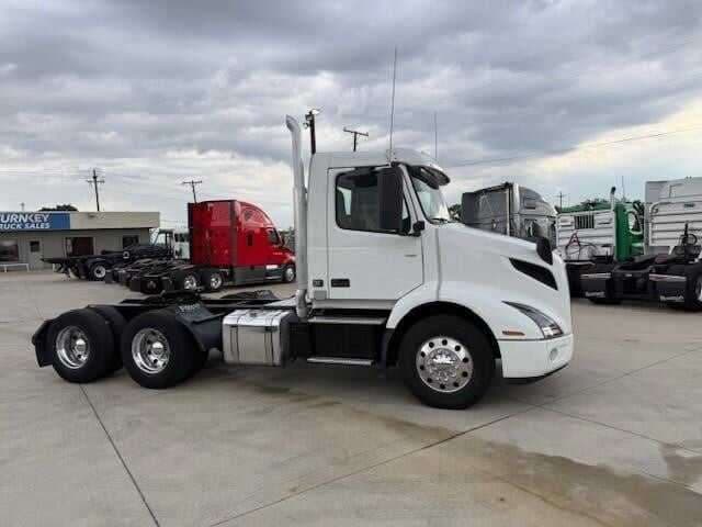 2020 Volvo VNR image 5