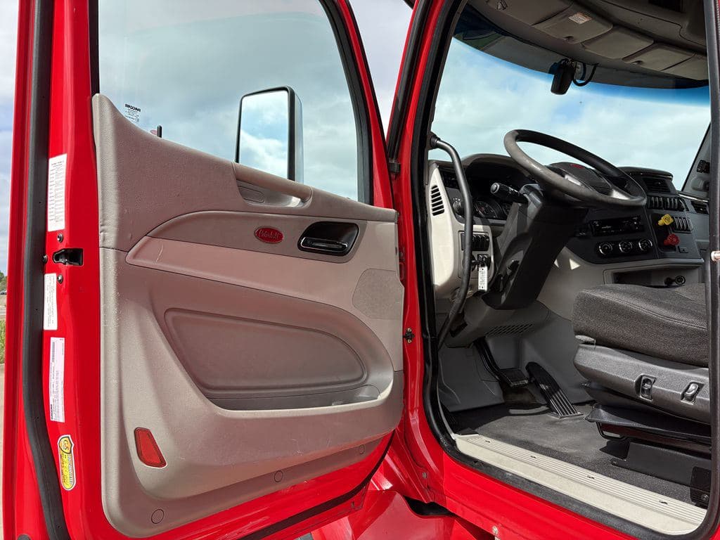 Used 2022 PETERBILT 579 image 16