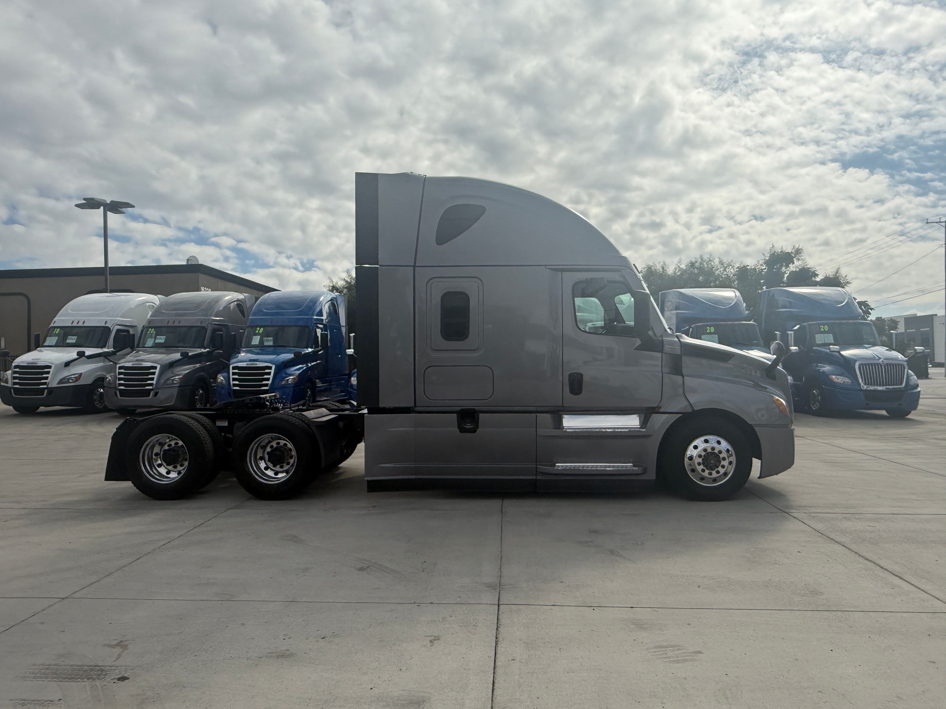 2021 Freightliner Cascadia 126 image 4