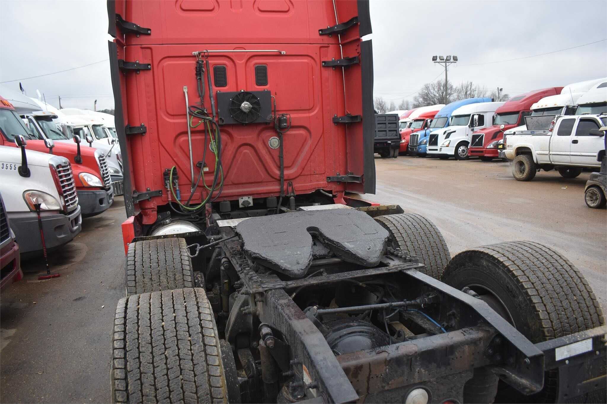 2013 Freightliner Cascadia 125 image 3