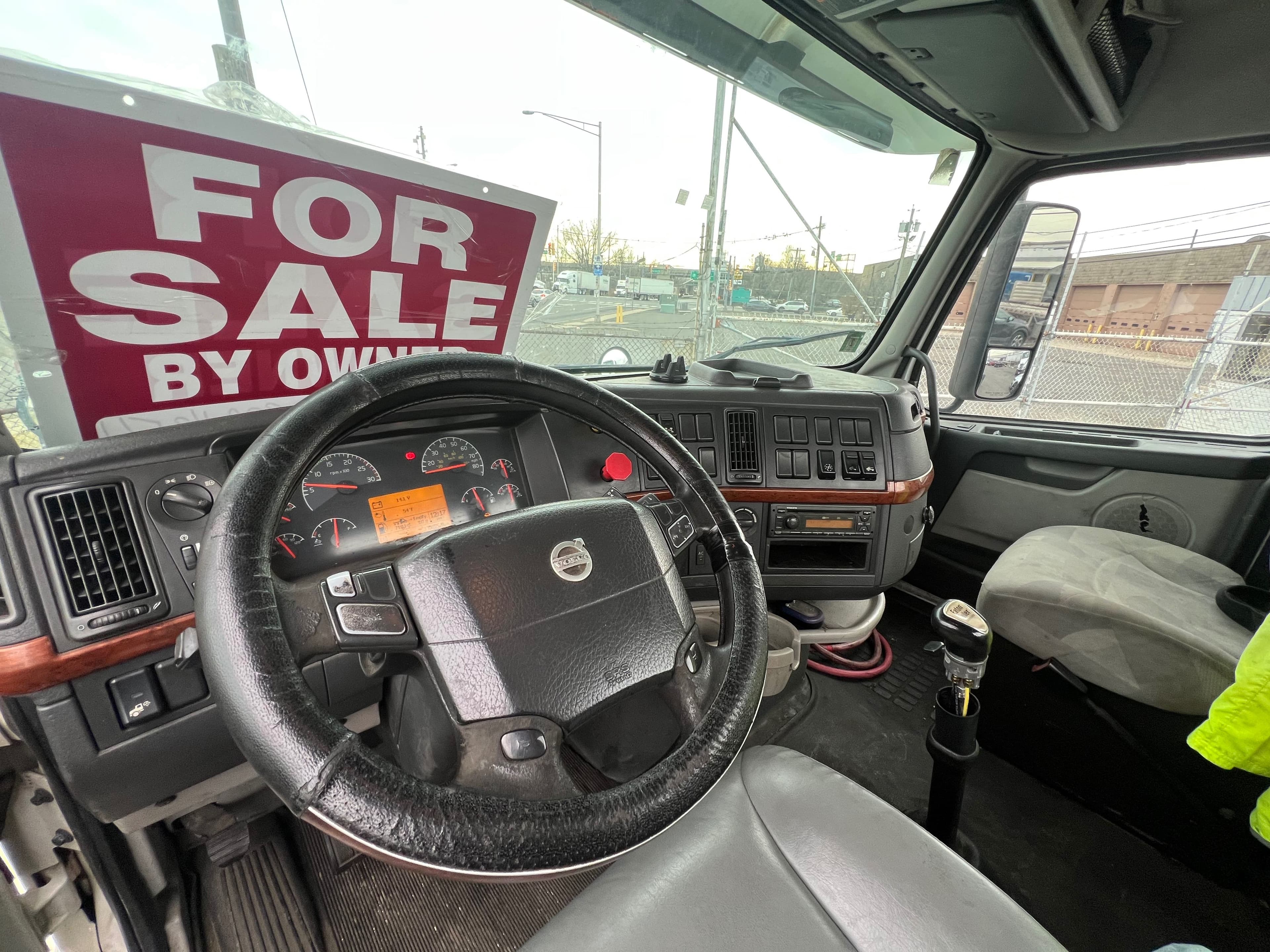 2012 Volvo VNL image 5