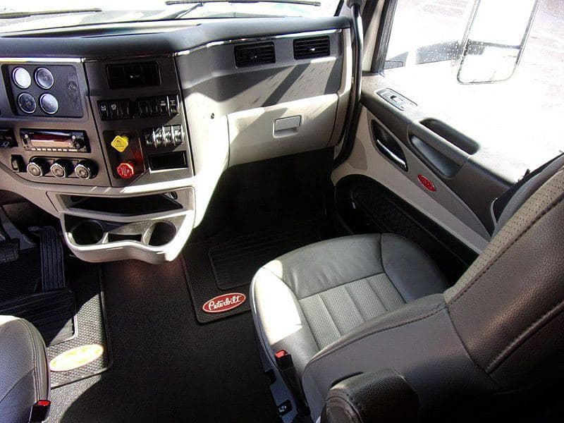 2023 Peterbilt 579 image 12