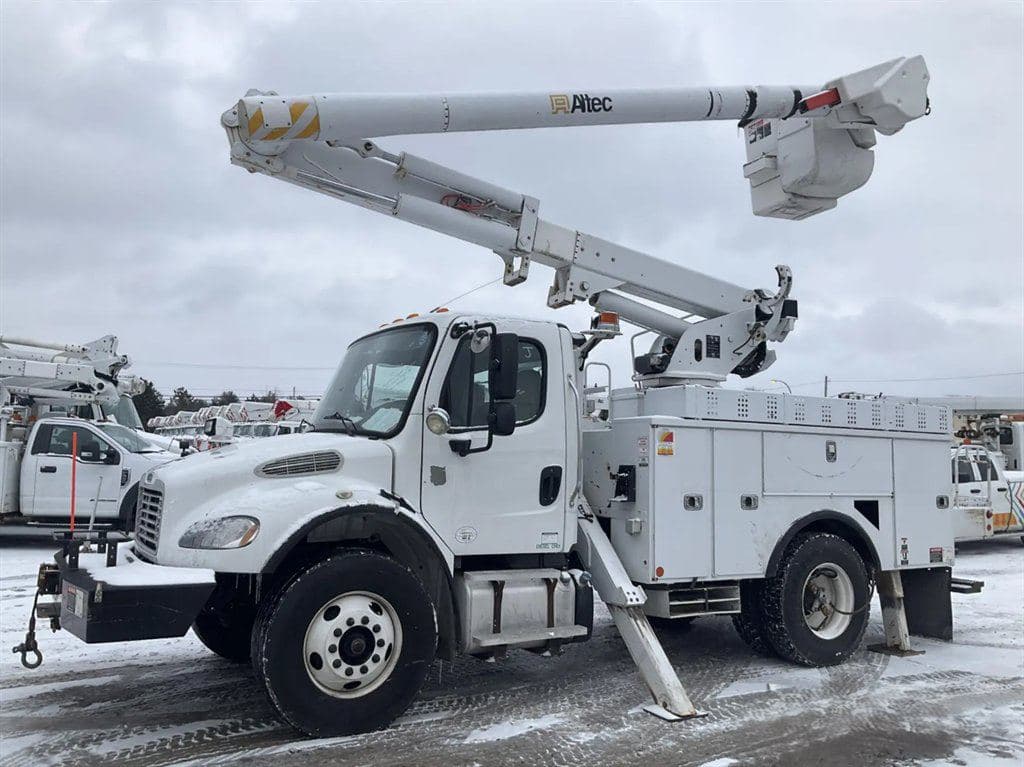 2016 Freightliner M2 106 image 2