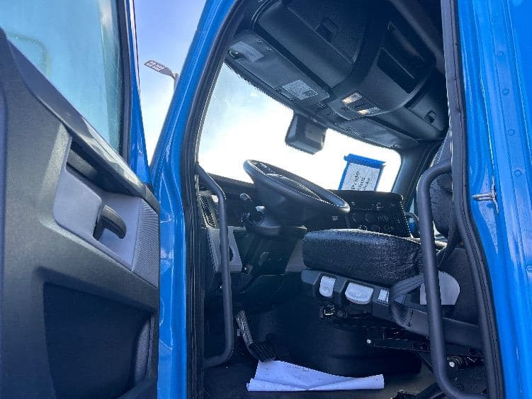 2020 Freightliner Cascadia 126 image 8