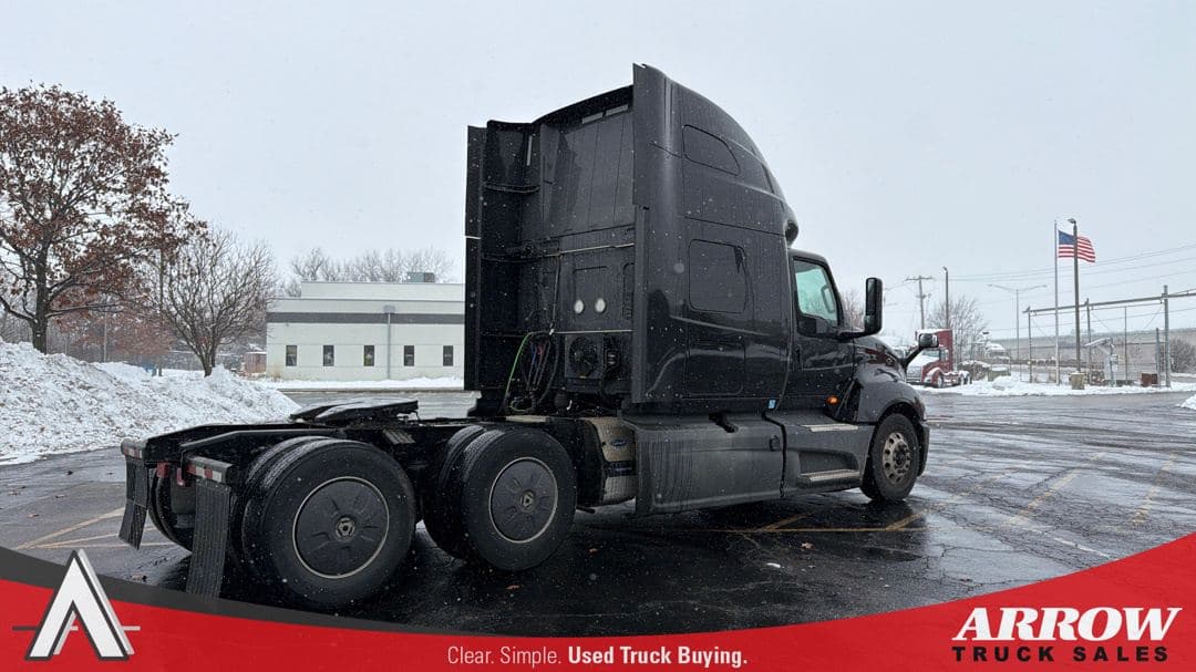 2022 International LT625 image 7