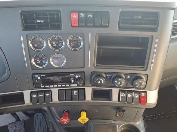 2025 Kenworth T880 image 18