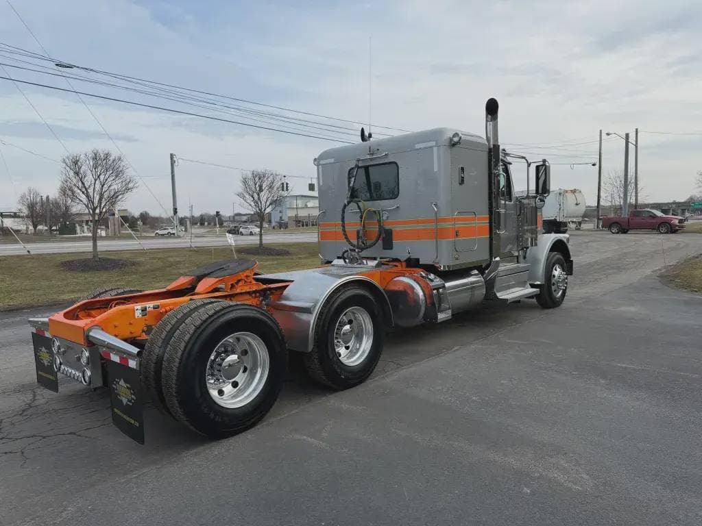 2025 Peterbilt 589 image 10