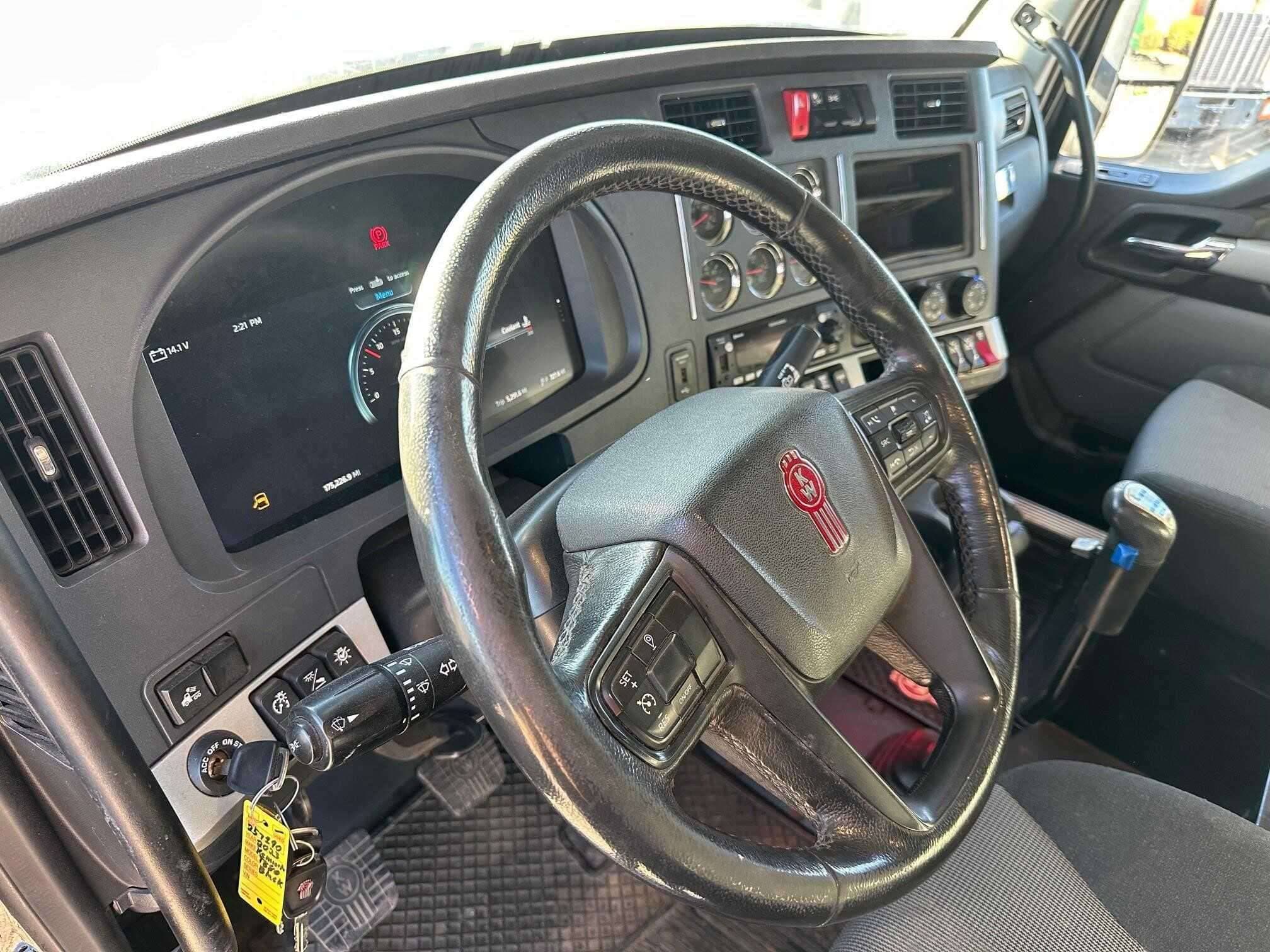 2023 Kenworth T880 image 7
