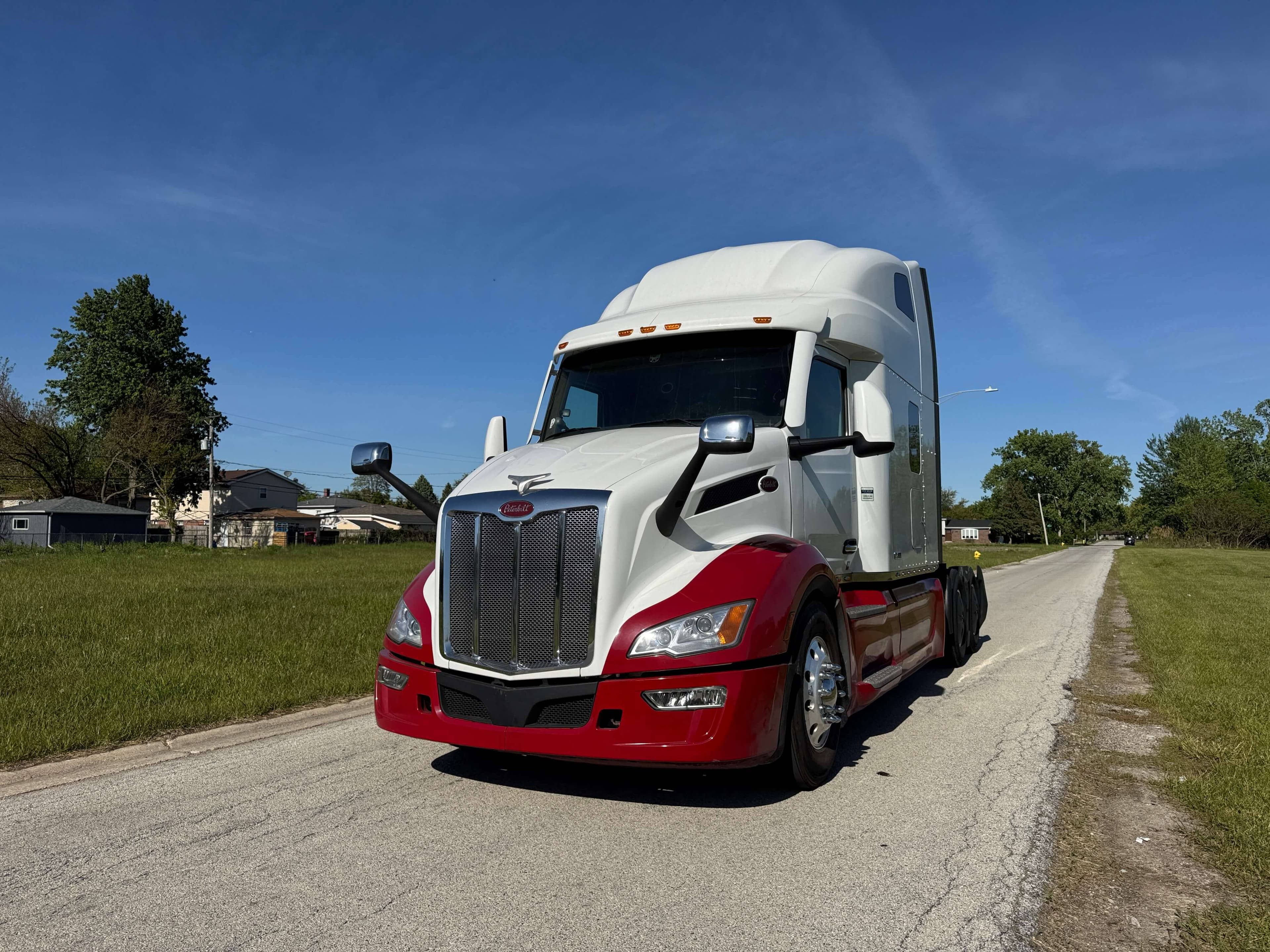 2023 Peterbilt 579 image 1
