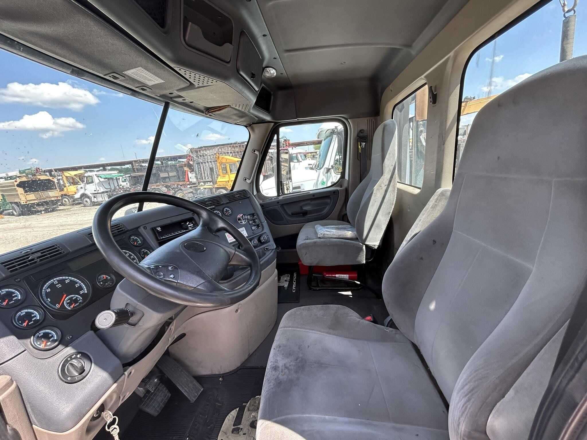 2020 Freightliner Cascadia 113 image 3