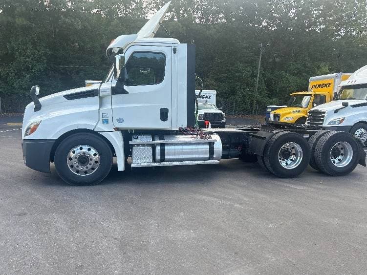2019 Freightliner Cascadia 126 Day Cab Truck - 455HP, 10 Speed Manual image 4