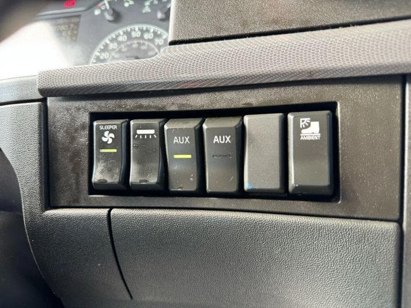 2021 Volvo VNL image 35