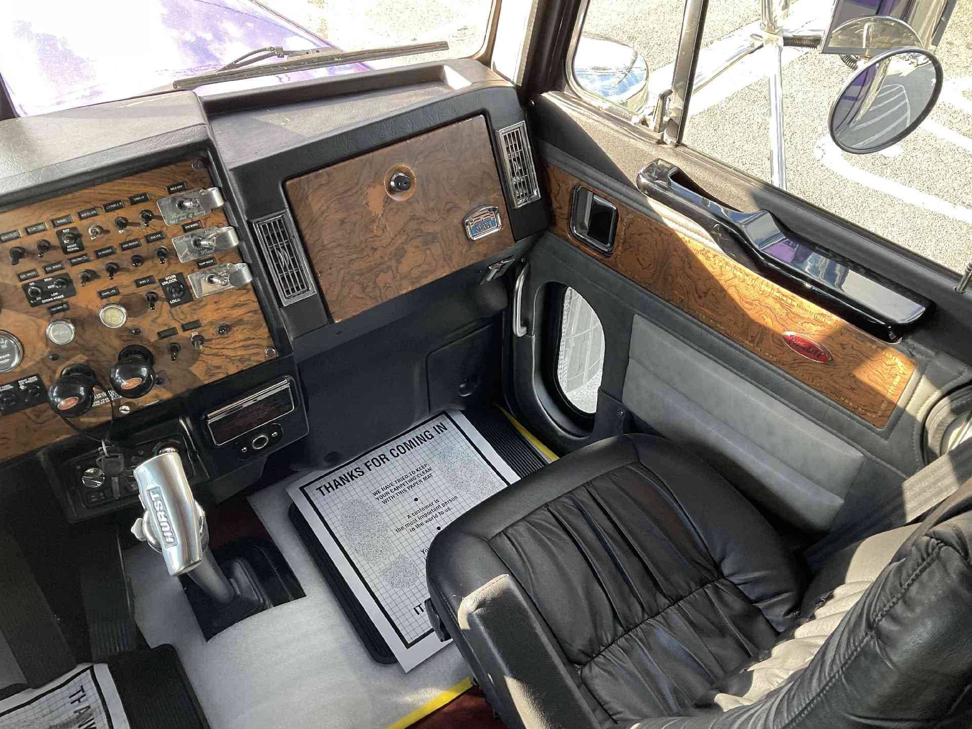 2000 Peterbilt 379 image 3