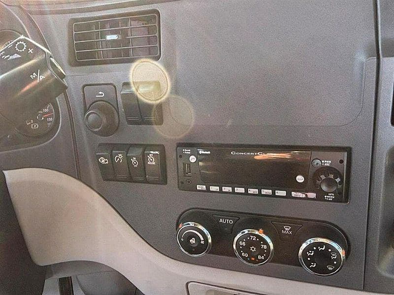 2021 Peterbilt 579 image 10