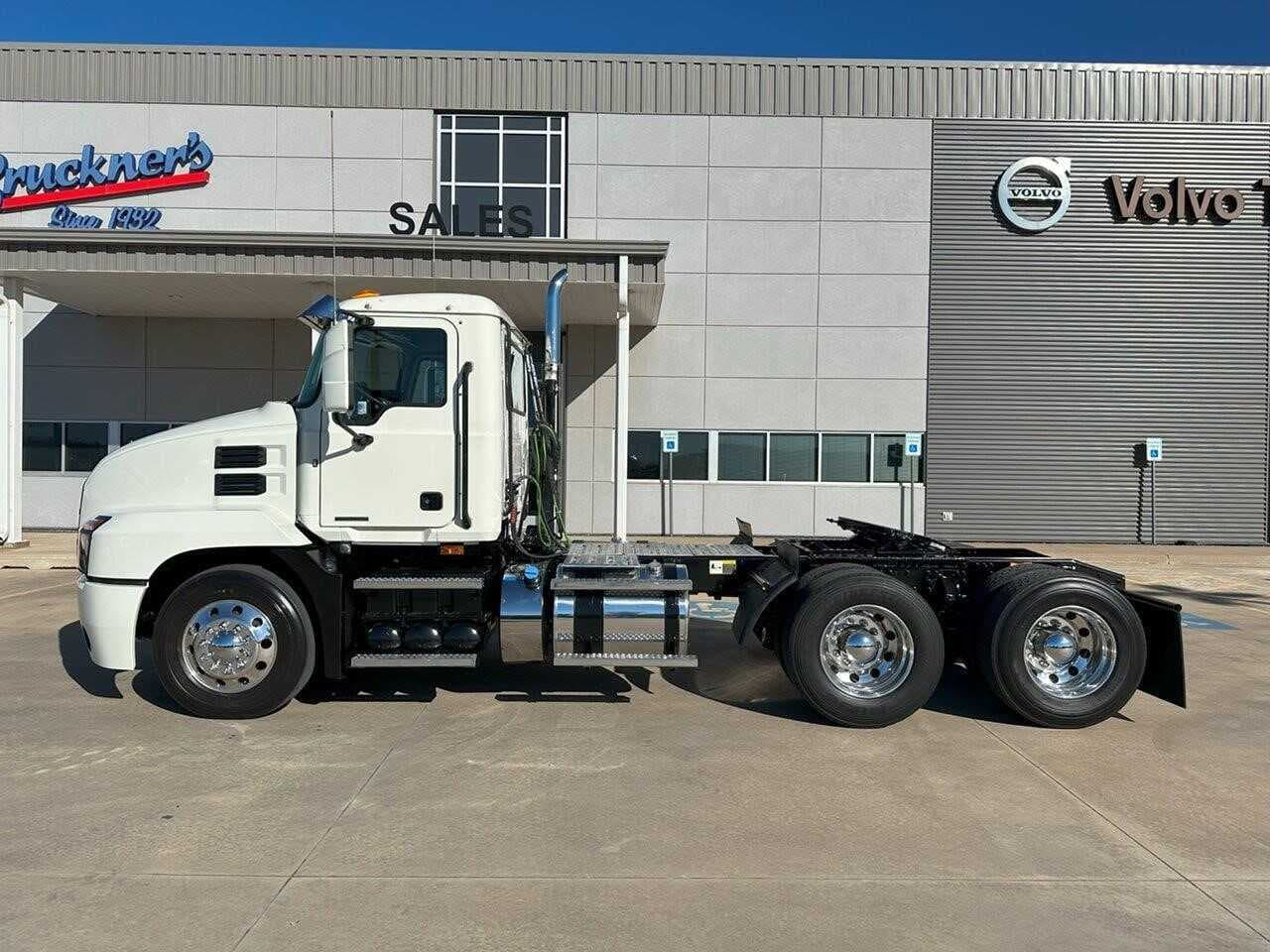 Used 2022 MACK ANTHEM Conventional - Day Cab  image 8